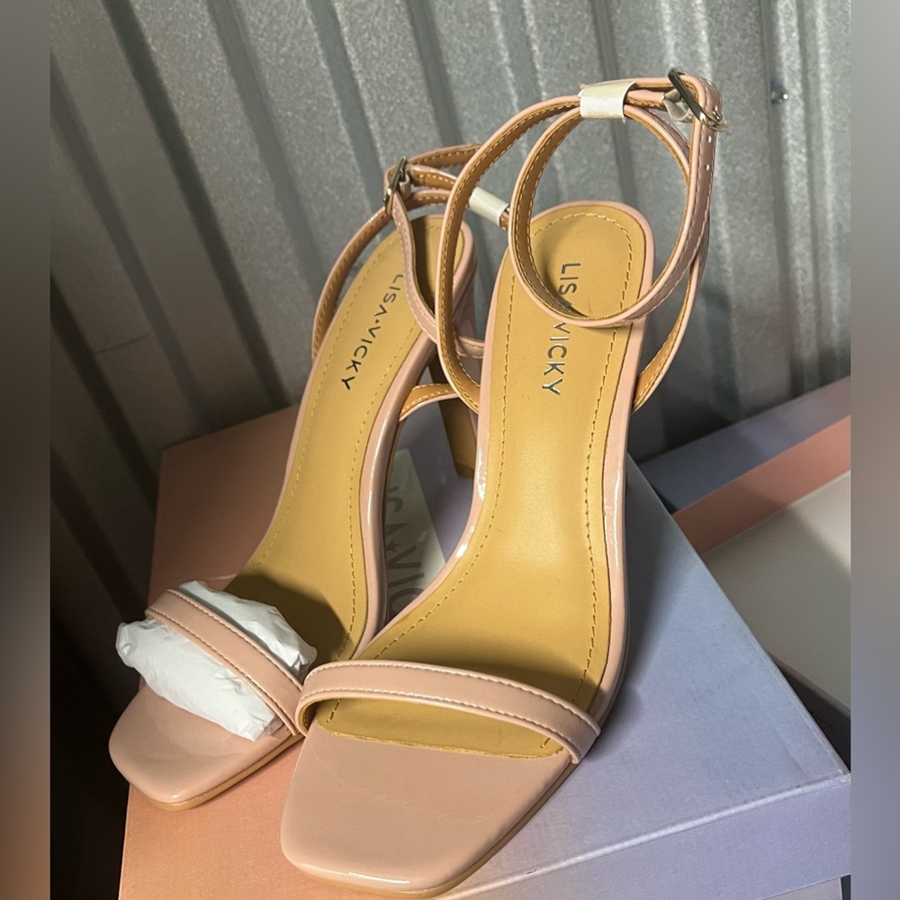 NWT Lisa Vicky Grace Ankle Strap Heels in Blush Patent Leather - Size 6